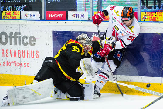 Brynäs målvakt David Rautio i kamp mot Örebros Johan