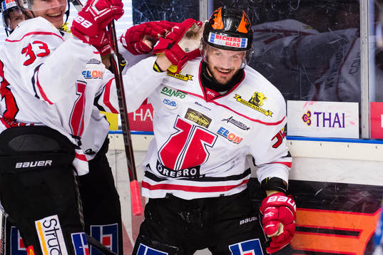 Örebros Johan Wiklander jublar