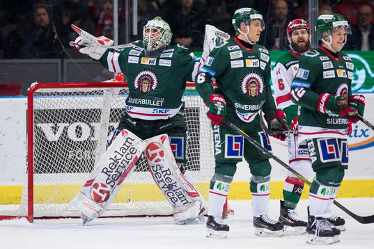 Frölundas målvakt Johan Gustafsson jublar