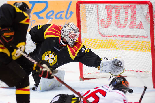 Örebros Johan Wiklander gör 3-3 bakom Brynäs målvakt