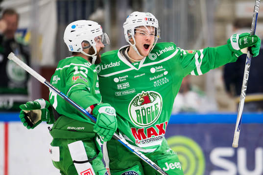 Rögles Lucas Elvenes och Jack Connolly jublar