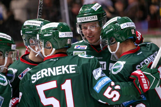 Frölundas Christoffer Ehn (mitten) jublar med lagkamrater