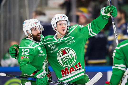 Rögles Lucas Elvenes och Jack Connolly jublar