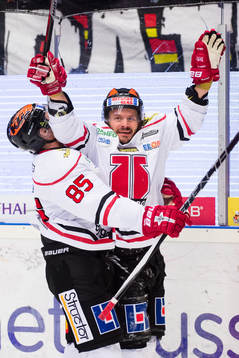 Örebros Kalle Olsson och Johan Wiklander jublar