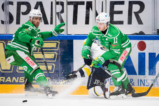 Rögles Alen Bibic och Bryan Lerg i kamp mot HV71 Mattias