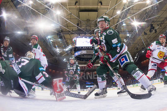 Frölundas John Nyberg ser pucken gå förbi mållinjen