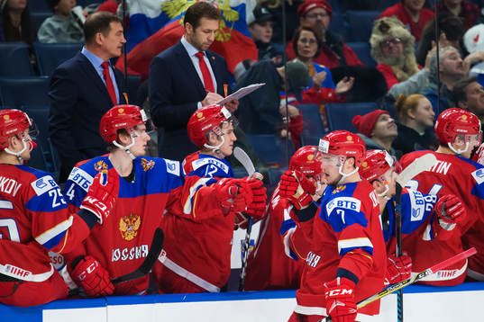 Rysslands Dmitri Sokolov jublar med lagkamrater