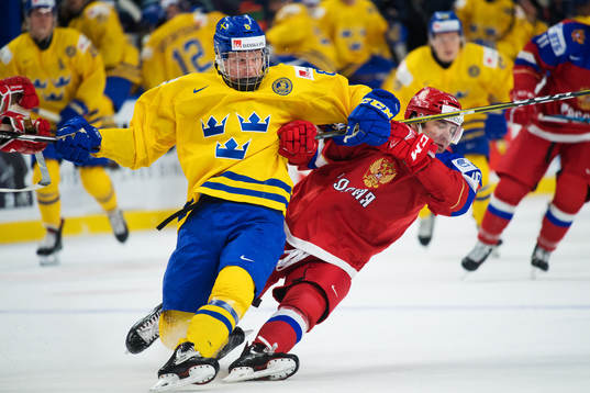 Sveriges Rasmus Dahlin i en närkamp med Rysslands Andrei