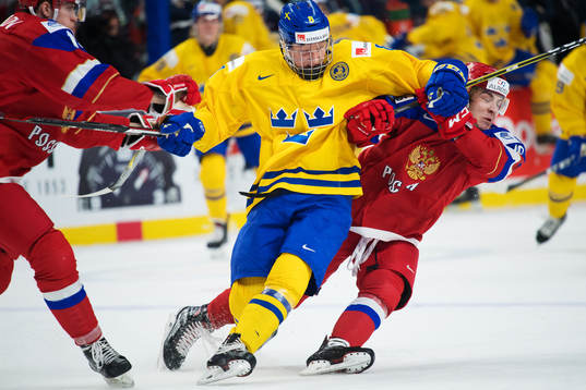 Sveriges Rasmus Dahlin i en närkamp med Rysslands Anatoli