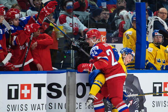 Rysslands Klim Kostin tacklar Sveriges Oskar Steen