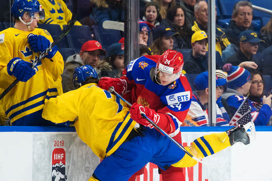 Sveriges Timothy Liljegren blir tacklad av Rysslands Klim
