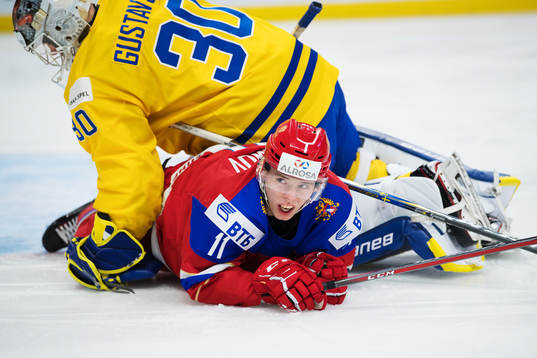 Sveriges målvakt Filip Gustavsson och Rysslands Vitali