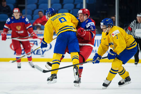 Sveriges Tim Söderlund tacklar Rysslands Vitali Abramov
