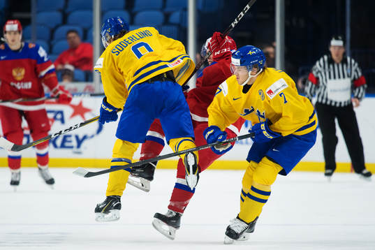 Sveriges Tim Söderlund tacklar Rysslands Vitali Abramov