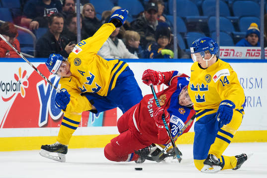 Sveriges Jacob Moverare och Elias Pettersson i en närkamp