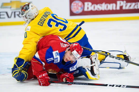 Sveriges målvakt Filip Gustavsson och Rysslands Vitali