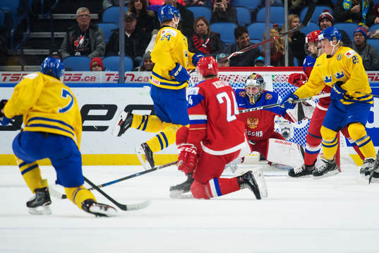 Sveriges Timothy Liljegren skjuter ett skott när Lias