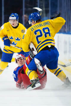 Rysslands Vitali Abramov tacklas av Sveriges Fabian