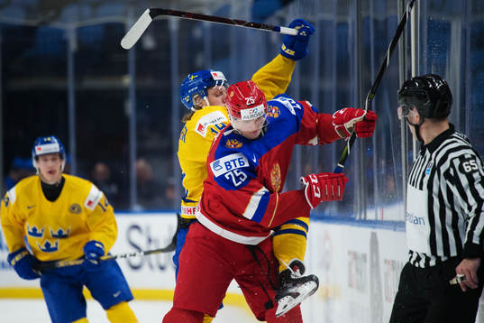 Sveriges Alexander Nylander och Rysslands Dmitri Samorukov
