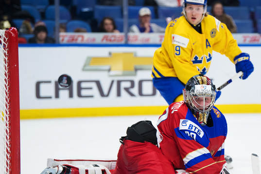 Sveriges Alexander Nylander missar en målchans mot