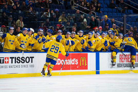 Sveriges Oskar Steen jublar med lagkamrater