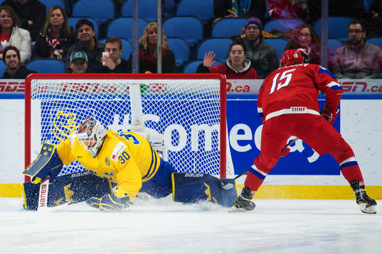 Sveriges målvakt Filip Gustavsson räddar en straff från
