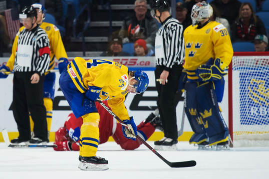 Sveriges Lias Andersson har ont