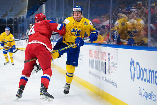 Rysslands Alexander Shepelev tacklar Sveriges Fabian