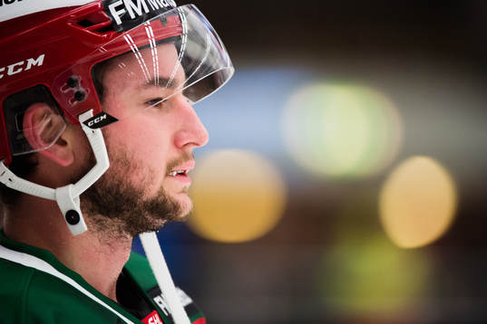 Moras Jason Akeson före ishockeymatchen i SHL mellan Mora