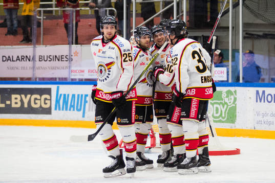 Luleås Petter Emanuelsson och Einar Emanuelsson jublar
