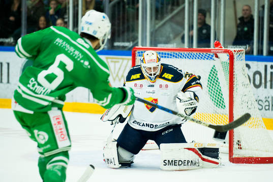 Rögles Craig Schira skjuter in pucken bakom Djurgårdens