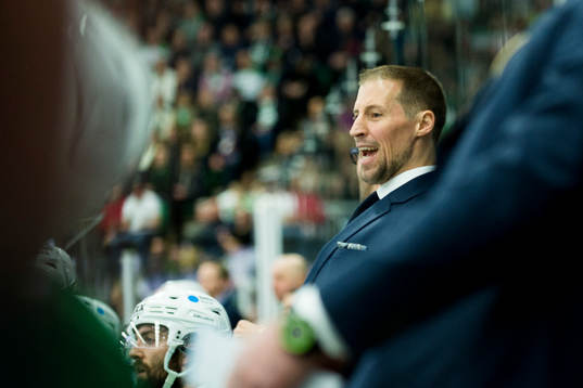 Rögles tränare Cam Abbott jublar