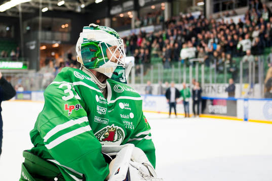 Rögles målvakt Ville Kolppanen jublar