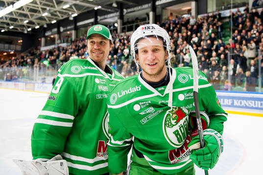 Rögles Alexander Younan och målvakt Justin Pogge jublar