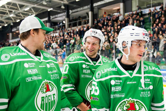 Rögles Alexander Younan och målvakt Justin Pogge jublar
