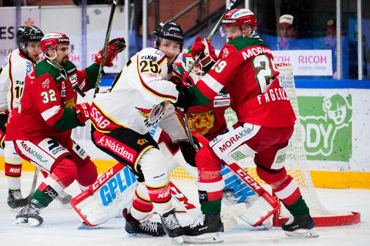 Luleås Anton Hedman oroar framför Moras målvakt