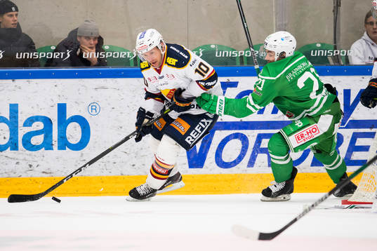 Rögles Kevin Gagné jagar Djurgårdens Niclas Bergfors