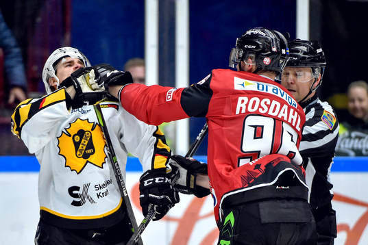 Skellefteås Emil Djuse och Malmö Redhawks Kim Rosdahl i
