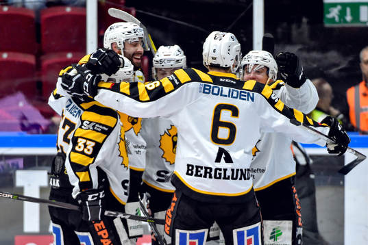 Skellefteås Pär Lindholm jublar med lagkamrater