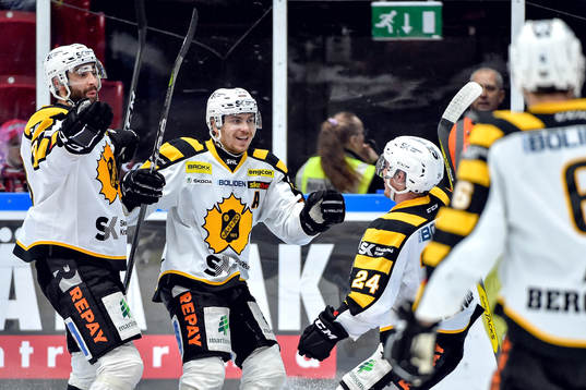Skellefteås Pär Lindholm jublar med lagkamrater