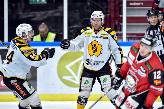 Skellefteås Jonathan Pudas och Mark Katic jublar