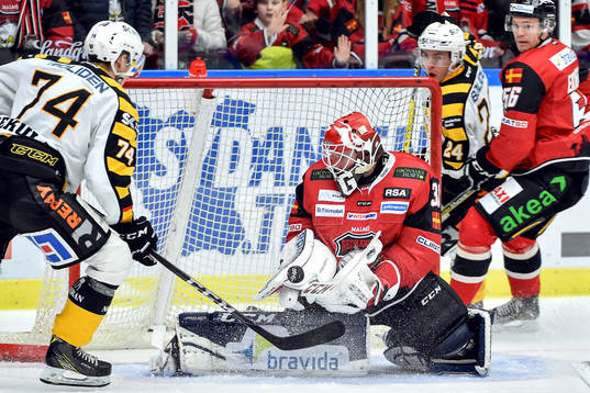Skellefteås Simon Krekula och Malmö Redhawks målvakt