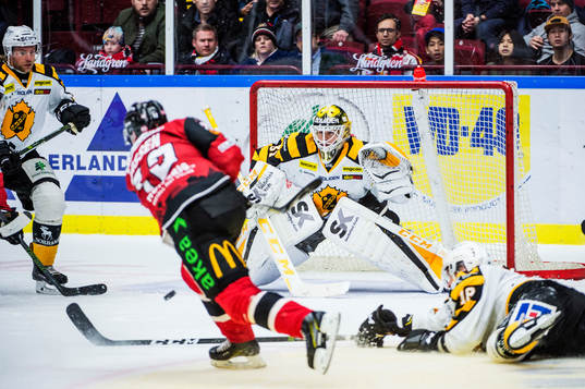 Malmö Redhawks Matias Lassen mot Skellefteås målvakt