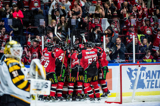 Malmö Redhawks spelare jublar med fansen