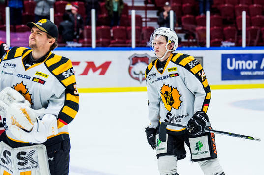Skellefteås målvakt Gustaf Lindvall  och Simon Krekula