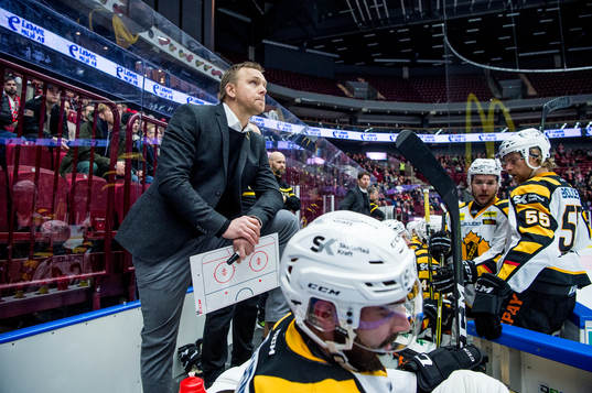 Skellefteås tränare Bert Robertsson deppar med spelarena