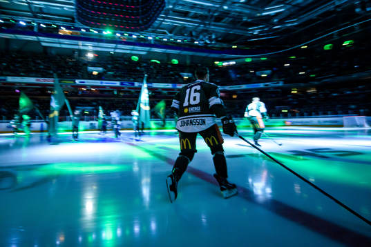 Färjestads Alexander Johansson åker ut på isen innan