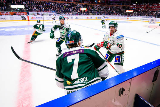 Färjestads Johan Ivarsson och Frölundas Joel Lundqvist