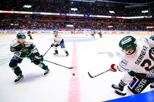 Färjestads Per Åslund och Frölundas Victor Olofsson och