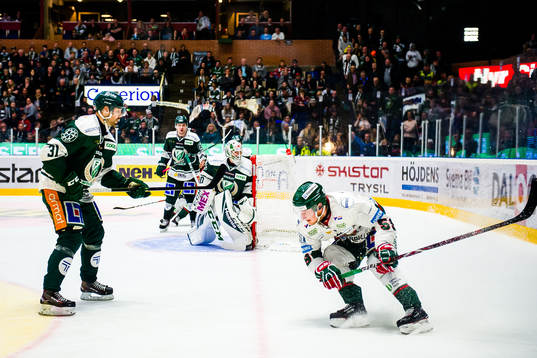 Färjestads Dick Axelsson och Frölundas Simon Hjalmarsson